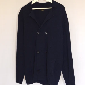 Massimo Dutti stickad kavaj  - MASSIMO DUTTI STICKAD KAVAJ  Storlek : XL  Passform : Normal / L  Användning : Kavajen är i ett väldigt fint skick utan defekter  Nypris : Cirka 2300SEK