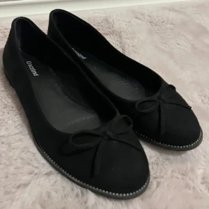 Svarta snygga ballerinaskor  - Stilrena svarta ballerinaskor från Graceland🤩🤩