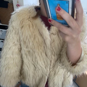 pälsjacka - Supermjuk och fluffig beige pälsjacka   är helfodrad med glansigt tyg och har en loose fit. Den är vintage men är i fint skick. Stormek small 🤍