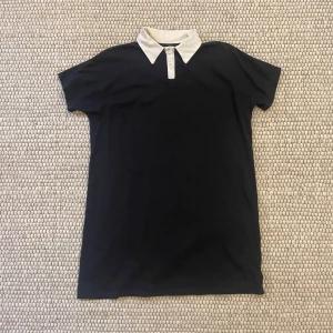 Wednesday-liknande t-sirt - En lång t-shirt/t-shirtklänning med vit krage, likt wednesdays vita krage 💕 köpt på gothbutik i leipzig, superfin passform som är casual men ändå lite edgy ❤️ Passar storlek S lite oversize 🥰