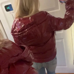 Röd jacka från Guess - Säljer en varm jacka från Guess. Nyskick, nypris 2000. Skriv vid frågor 💞💞