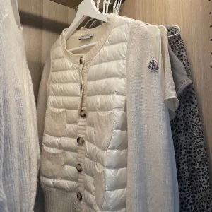 Moncler cardigan - Säljer min super fina moncler cardigan. Köptes för 6500 och har äkthetsbevis från vestiaire. Mycket bra skick men den har en fläck men som man inte tänker på. Säljer endast för bra pris.  Den har genomgått en äkthetskontroll via vestiaire collective, kan skicka allt💗
