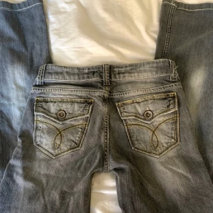 Lågmidjade grå jeans  - Säljer dom här supersnygga lågmidjade jeansen då dom tyvärr är för små för mig. Köpte här på Plick för kanske 2 år sedan men jag själv har använts dom max 1 gång! Köpte dom för 320 kr men säljer för 250 kr. OBS! Bilderna är från henne jag köpte av och var uppmärksam på att gylfen är sönder (därav priset)!! Skriv egna bilder eller om ni har frågor💕