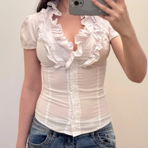 y2k fairycore figursydd cottage blus med volang  - vacker vintage 2000s milkmaid blus i korsett stil🤍såldes för €56 på depop i samma skick 🤍säljer den här fina blusen motvilligt