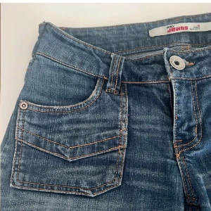 Blå bootcut jeans från Super Jeans - Snygga blå bootcut jeans från Super Jeans med  fickor fram och bak! Midjemåttet: 37. Innerbenslängden:72🥰