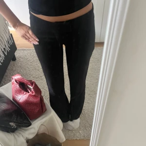Lågmidjade Kostymbyxor  - Ett par lågmidjade kostymbyxor med bootcut ifrån lager157. (De är inga fickor fram elr bak) 