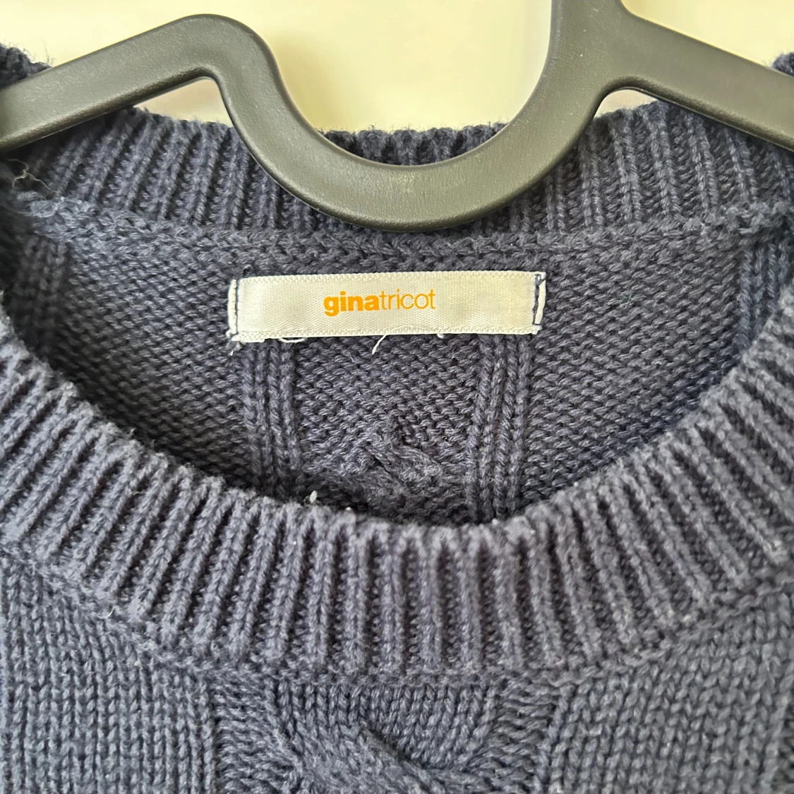 Mörkblå stickad tröja Gina Tricot