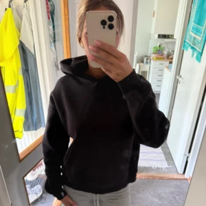 Svart hoodie Gina  - Basic Gina hoodie fint skick storlek xs❤️