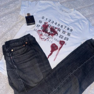 Maison margiela t shirt - Säljer maison margiela t shirt. Skit snygg med blod liknande på och skotthål. Maison Margiela x The Kravins collab. Helt ny. Aldrig använd. Väldigt sällsynt och eftertraktad! Pris kan diskuteras särskilt vid snabb affär!