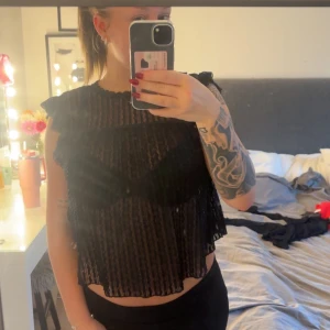 Spets topp  - Hej säljer nu denna spets tröja som endast är använd en gång🤍