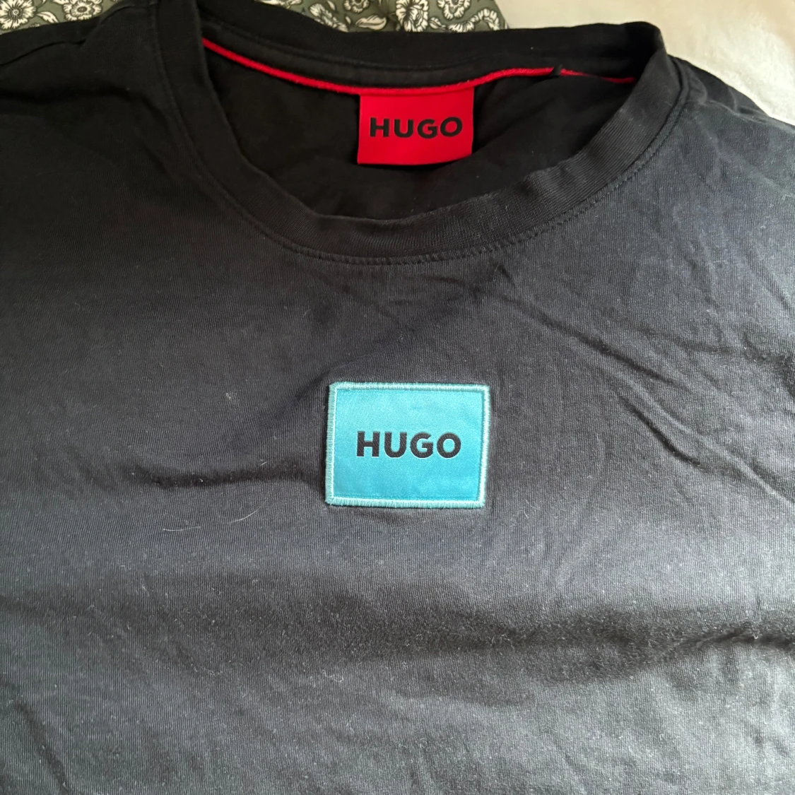 Svarta mjukisbyxor från Hugo och t shirt  - 2