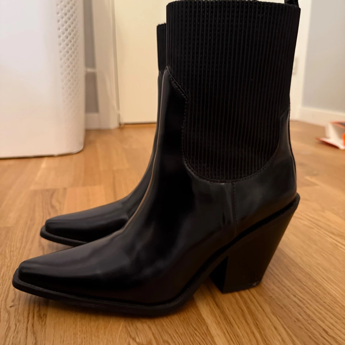 Svarta boots med spetsig tå och klack - 1