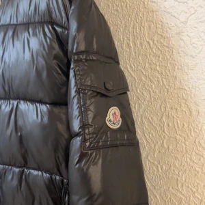Svart Moncler pufferjacka - Bra skick och till riktigt bra pris! Perfekt att köpa nu innan vintern när priserna börjar stiga. Passa på att fynda innan det blir dyrare senare så passa på och köp man kan scanna och allt