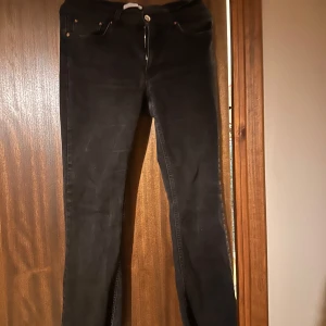 Svarta skinny jeans - Svarta jeans bootcut jeans från gina i storlek 40. lite noppriga. kan skicka bild om de behövs 
