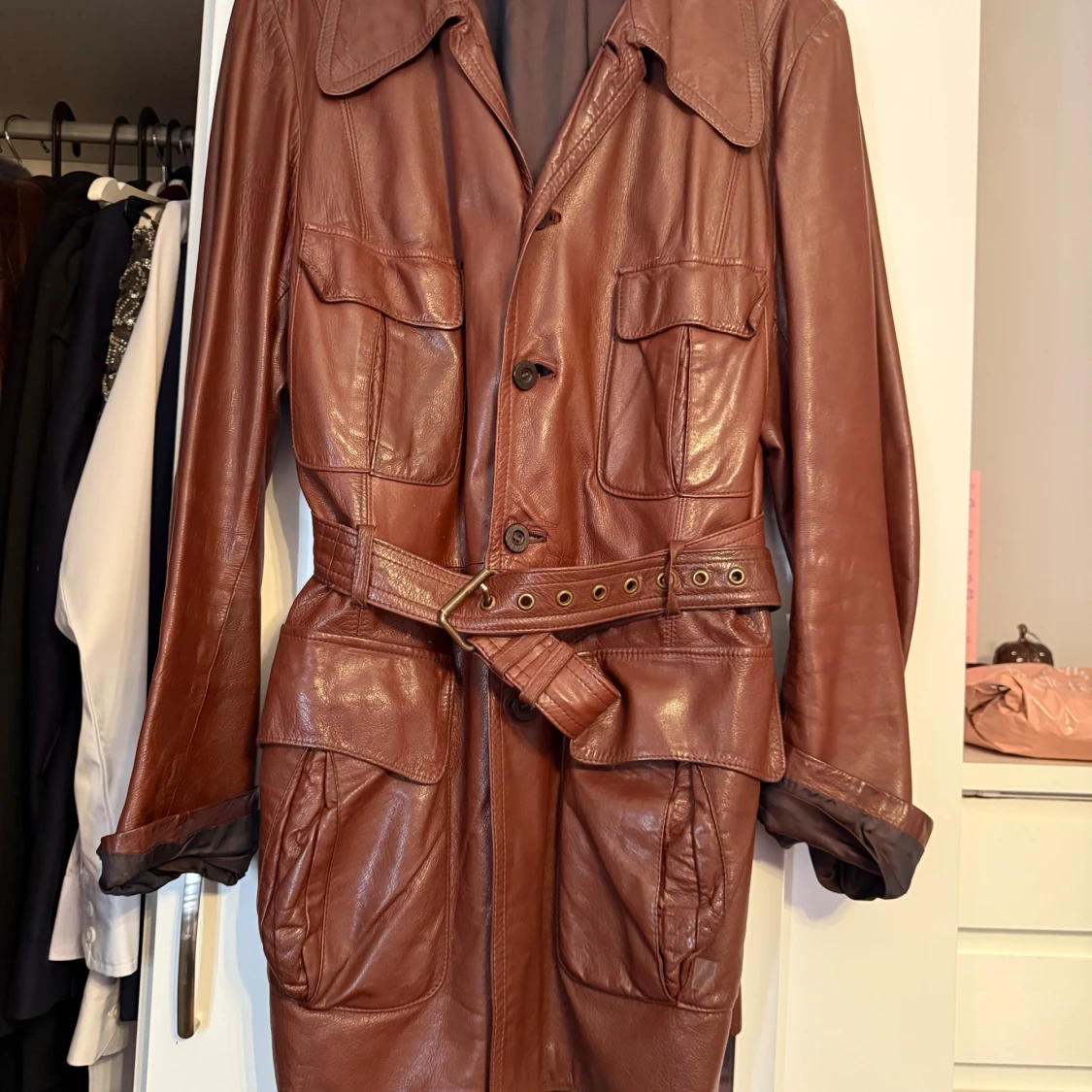 Brun skinn trenchcoat med bälte - 1