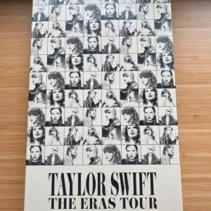 The Eras Tour Box - En exklusiv bok med svartvita foton från Taylor Swifts ikoniska Eras Tour. Perfekt för fans som vill minnas konserten och inspireras av hennes olika stilar och uttryck. Snygg design och samlarvärde för unga musikälskare.