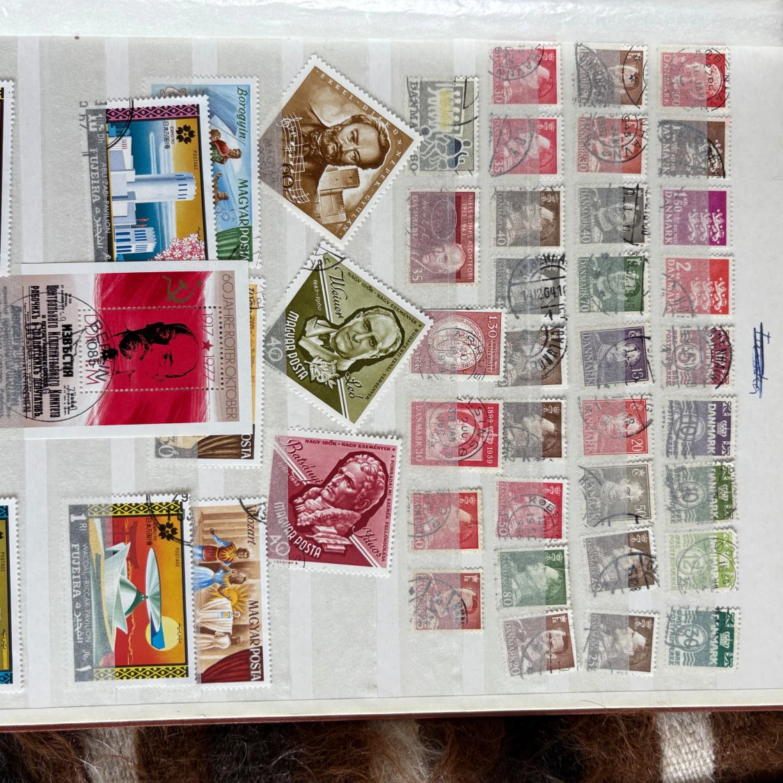 Frimärksalbum – Internationella frimärken - 2