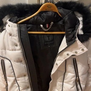 Horspist jacka - Limited Edition ifrån Trelupi Göteborg , dragkedjan är lite trög men går att fixa hos en skräddare. Gav 4000kr för den och är fortfarande i väldigt bra skick. 