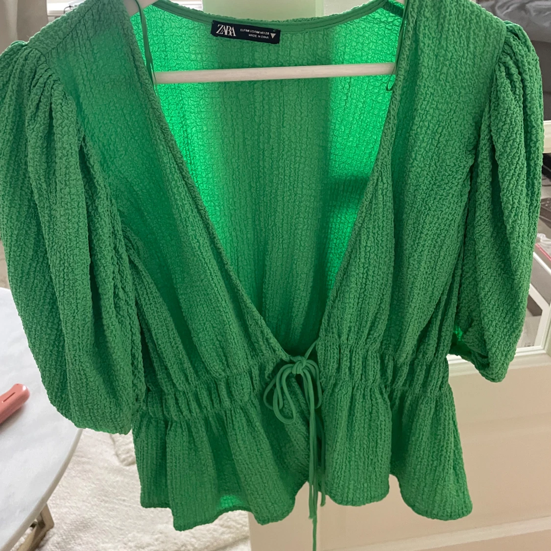 Grön blus med puffärm från Zara - 1