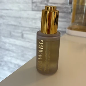 Ida Warg Tanning Drops - Snygg flaska med Ida Warg Tanning Drops, perfekt för att ge ansiktet en solkysst glow. 100% vegansk och parfymfri formula som enkelt blandas med din vanliga hudvård. Öppnad och kanske använd en gång🤩🤩