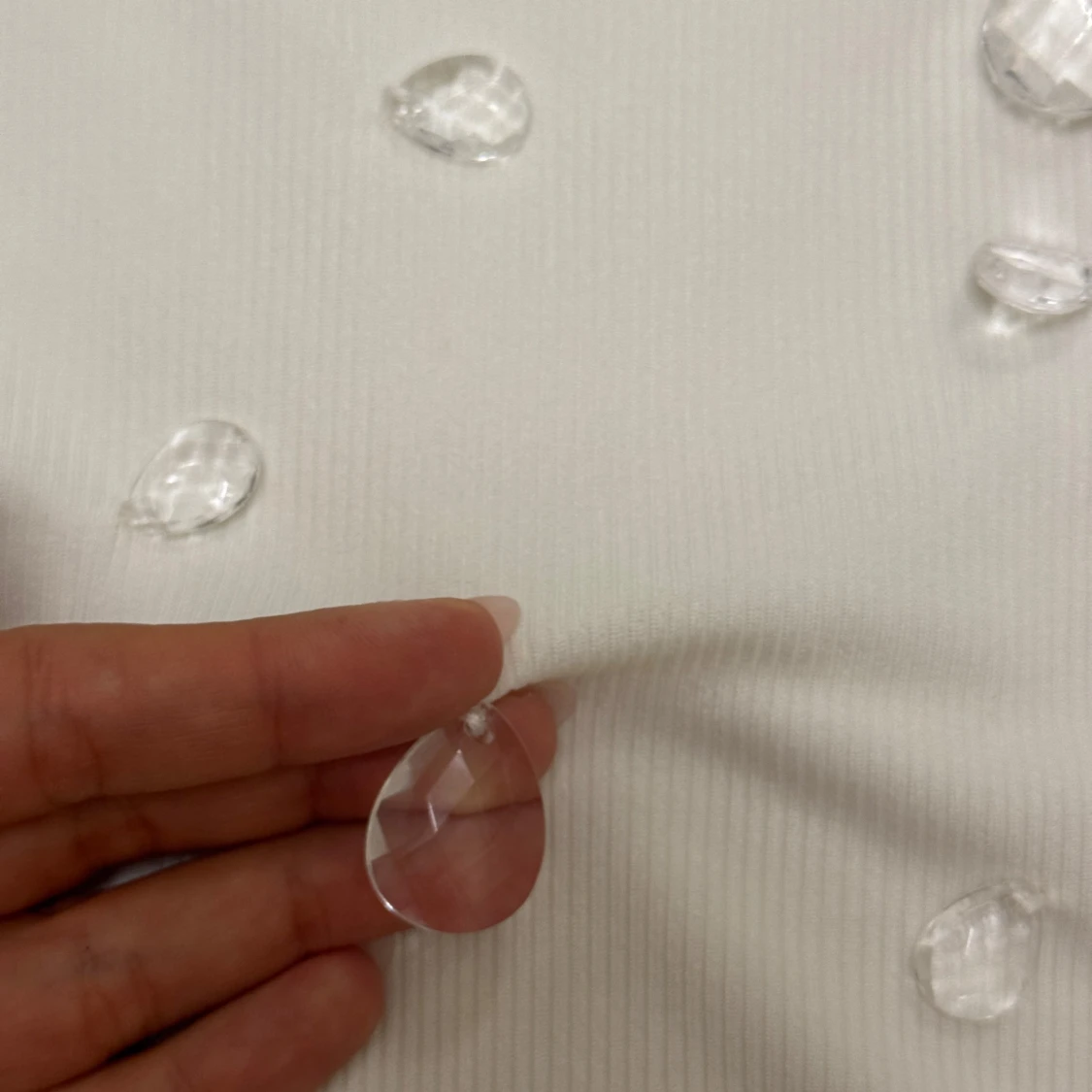 Vit ribbad linnetopp med pärldetaljer - 2