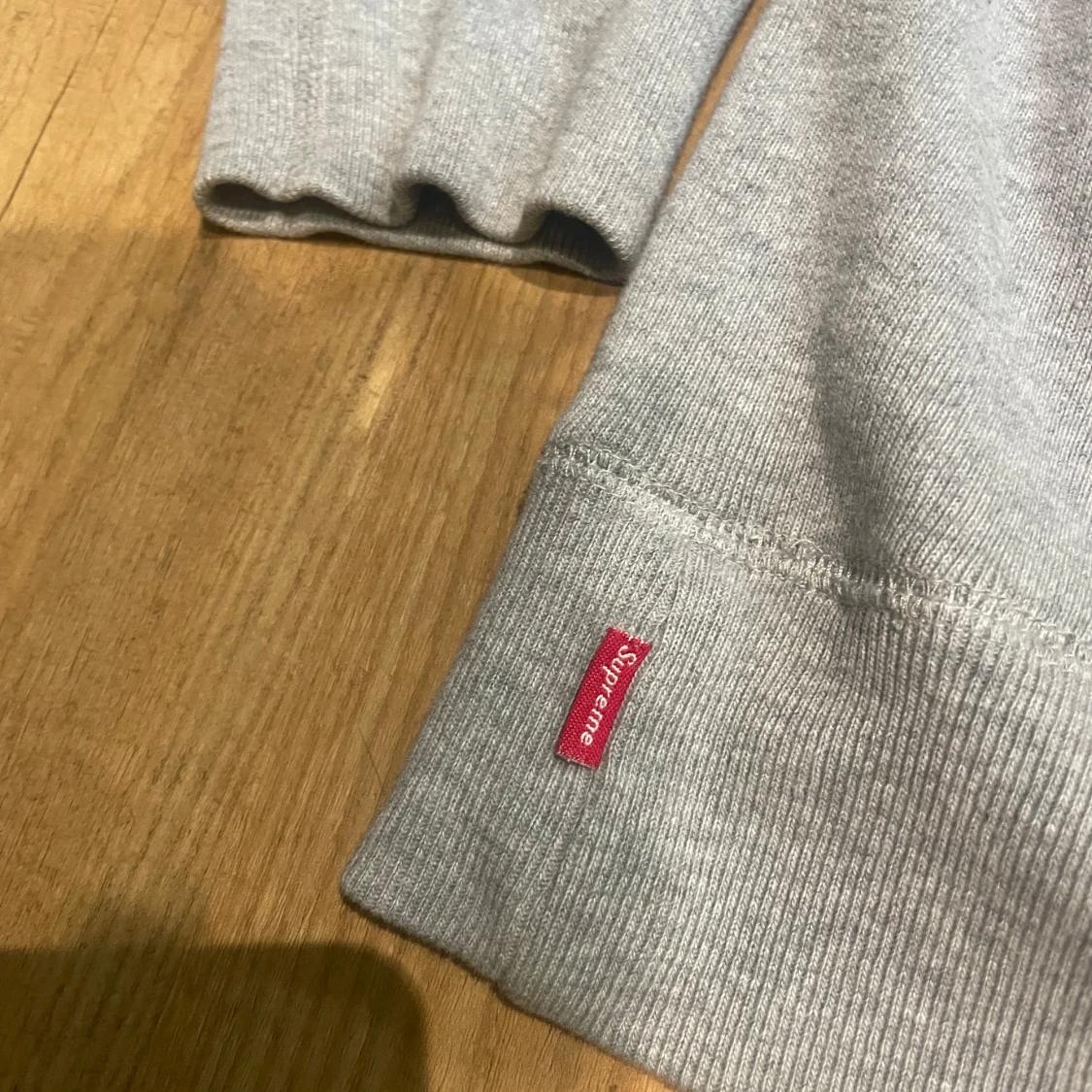 Grå Supreme hoodie med röd boxlogo - 2