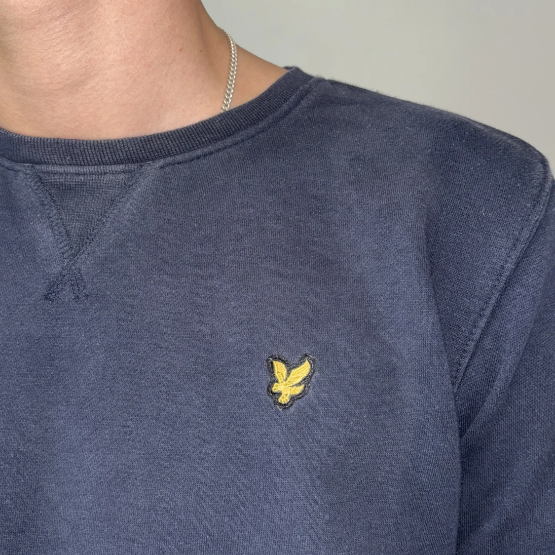 Marinblå sweatshirt från Lyle & Scott - 2