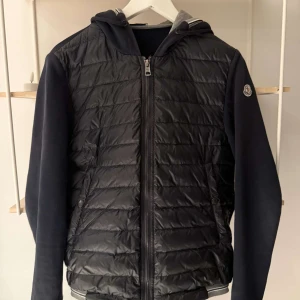 Mörkblå Moncler cardigan äkta storlek S - Mörkblå cardigan storlek S. Använd 3 år men är i bra skick.