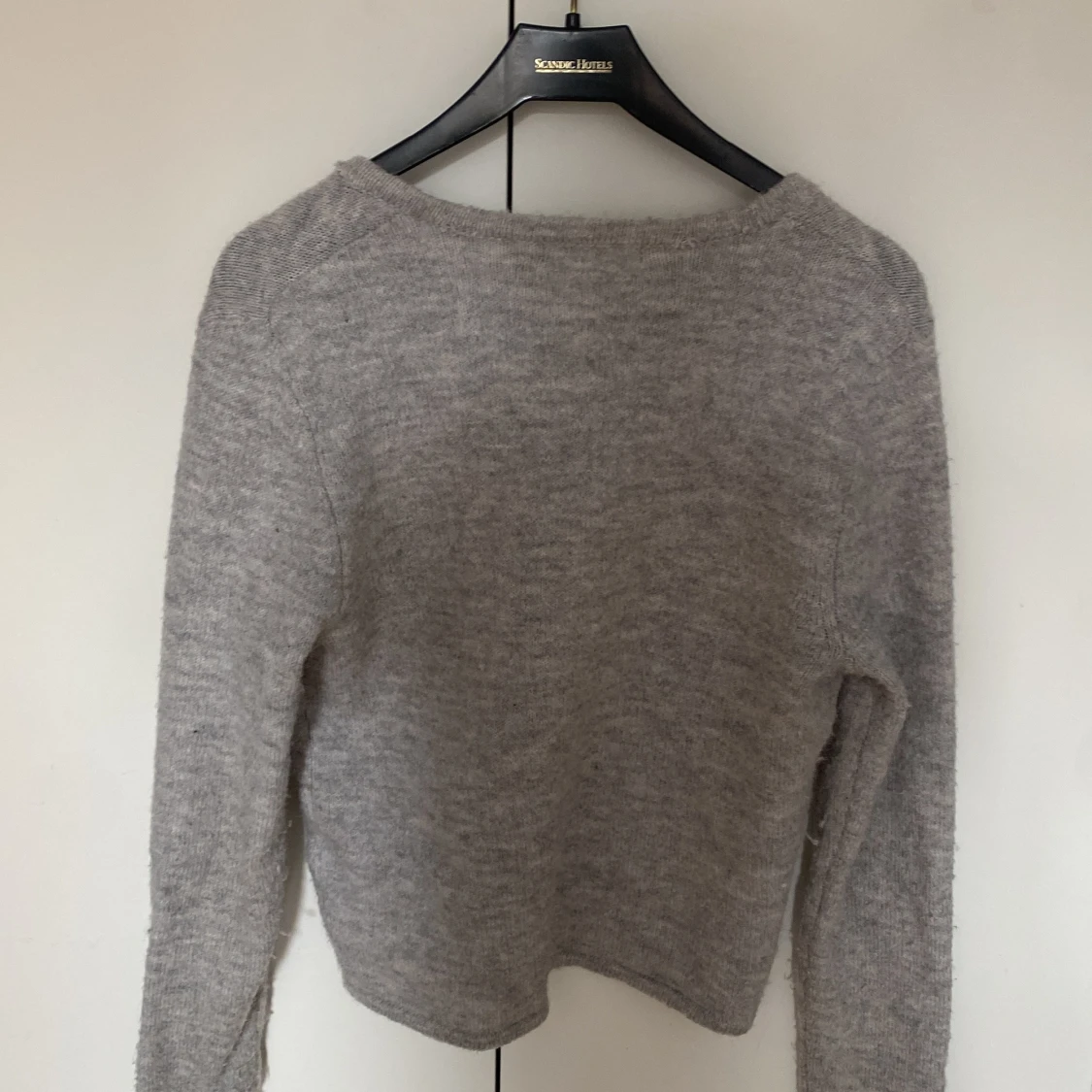 Grå stickad kofta från Gina Tricot - 1