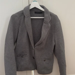 Grå kavajliknande kofta  - Grå kavajliknande kofta från stockh lm i storlek L(sitter bra på mig som vanligtsvis har storlek S) 