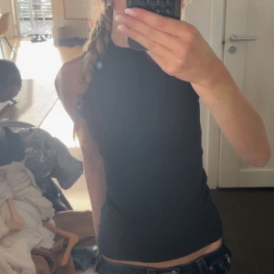 Svart ärmlös polotopp från lager 157 - svart polotopp med hög hals och ärmlös design från lager 157 helt ny! 🩷tight passform och storlek xs 💗