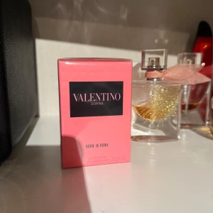 Valentino Donna Born In Roma edp 50ml - Oöppnad parfym med plasten kvar. Fick två stycken därav säljer jag en 