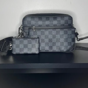 Axel väska - Axelväska som är helt ny, priset är inte hugget i sten så det är bara att höra av ifall ni har några frågor osv!!🤗