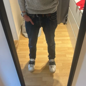 Valentino Garavani Open sneakers blå/vit - Säljer ett par Valentino Garavani Opens. De är försmå så det är därför jag säljer de. Skriv bara till mig om du har några frågor!