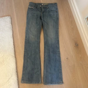 Lågmidjade utsvängda jeans  - Lågmidjade jeans från märket Au-jeans. Tyvärr för små för mig så kan inte visa på. Midjemått: 35 cm Innerbensmått: 75 cm Skrevmått: 19 cm. Hör av er vid frågor!💕