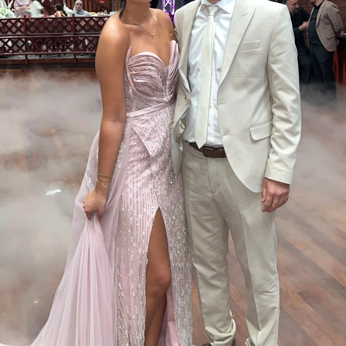 Ljusrosa glittrig balklänning med slits - 2