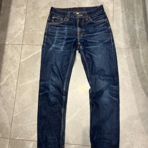 Dry maze selvedge nudie jeans  - Säljer dessa sjukt feta nudie selvedge jeansen som tyvärr är för korta för mig😕Står att storleken är 26/32 men sitter som 27/28 eftersom de är uppsydda. Midjemått: 35 cm Längd: 91 cm