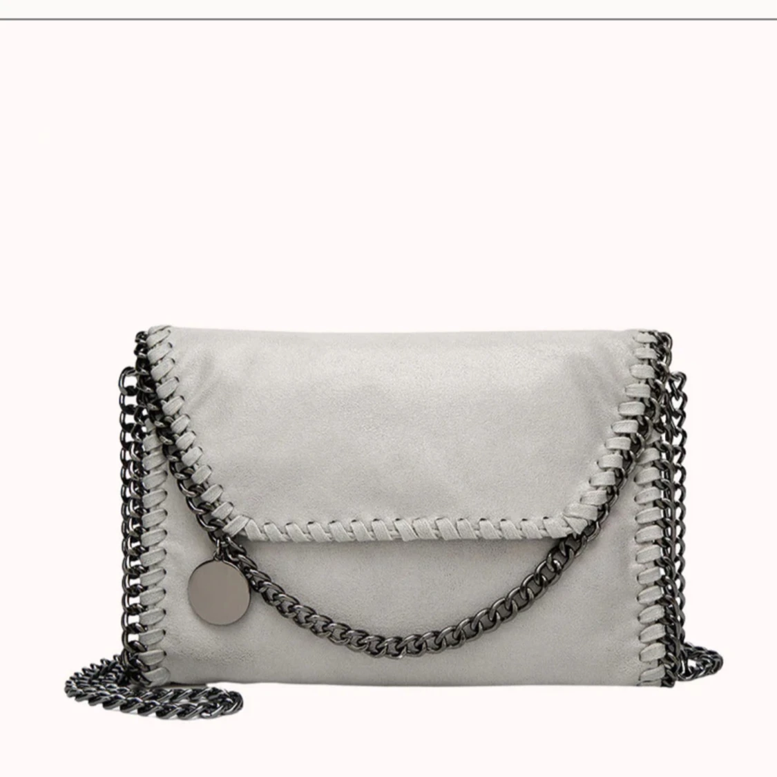 Grå axelväska med kedjedetaljer