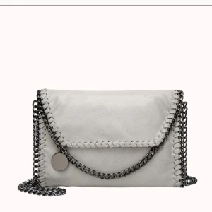 Grå axelväska med kedjedetaljer - Grå väska från design by amor, superfin passar verkligen till allt. Säljer den då den inte alls kommit till användning💗