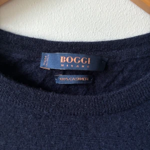 Boggi Milano stickad kashmir tröja - Säljer denna snygga boggi Milano stickade 100% kashmirtröjan!🤝Skick : Finns ett litet hål på ryggen men i övrigt fint skick!🙌Storlek M!⭐️Hör gärna av er om ni har funderingar!👍