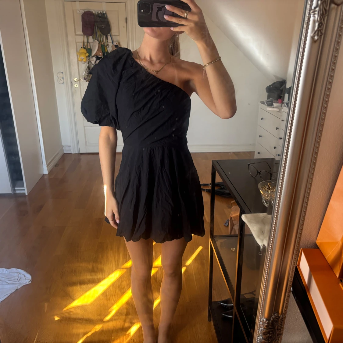 Svart one shoulder kort klänning - 1