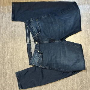 Mörkblå slim fit/straight leg jeans från Dressmann - Snygga jeans från Dressmann – Storlek 33/34 Fräscha mörkblå jeans i klassisk modell, köpta på Dressmann. De sitter bekvämt med bra passform och passar perfekt både till vardags och mer uppklädda tillfällen.( säljer efter som de inte passar mig längre) för mer information kontakt gärna mig🙌🏽  -Storlek: 33/34 - Mörkblå tvätt - Ny skick (Använd två gånger) - Klassisk, tidlös design  Perfekta för dig som vill ha ett par stilrena jeans som funkar året runt.