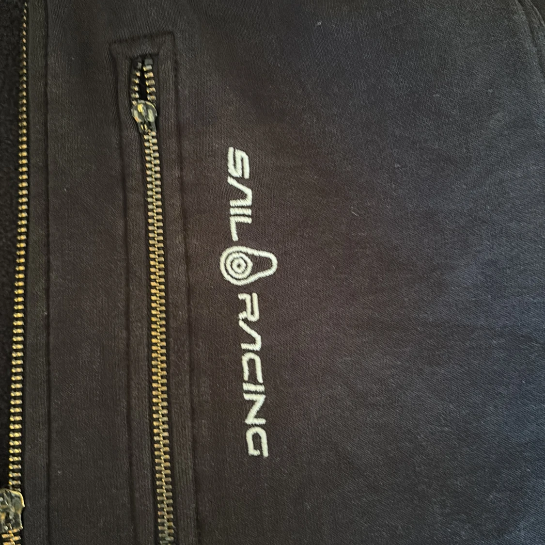 Svart hoodie från Sail Racing med dragkedja - 1