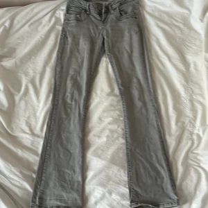 Grå bootcut jeans från LTB, strl 24/30 - Snygga grå jeans från LTB i modellen Valerie. De har låg midja och bootcut-ben. De har använts mycket, lite urtvättade, men inga defekter så som hål eller liknande. Nypris 799