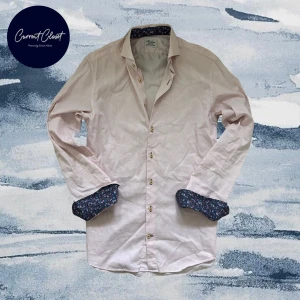 Randig skjorta från Stenströms - Snygg ljusrosa och vit randig skjorta från Stenströms med blommigt mönstrad insida på krage och manschetter | Size: 38 (passar M) | Skjortan är väldigt limiterad och passar bra för många tillfällen