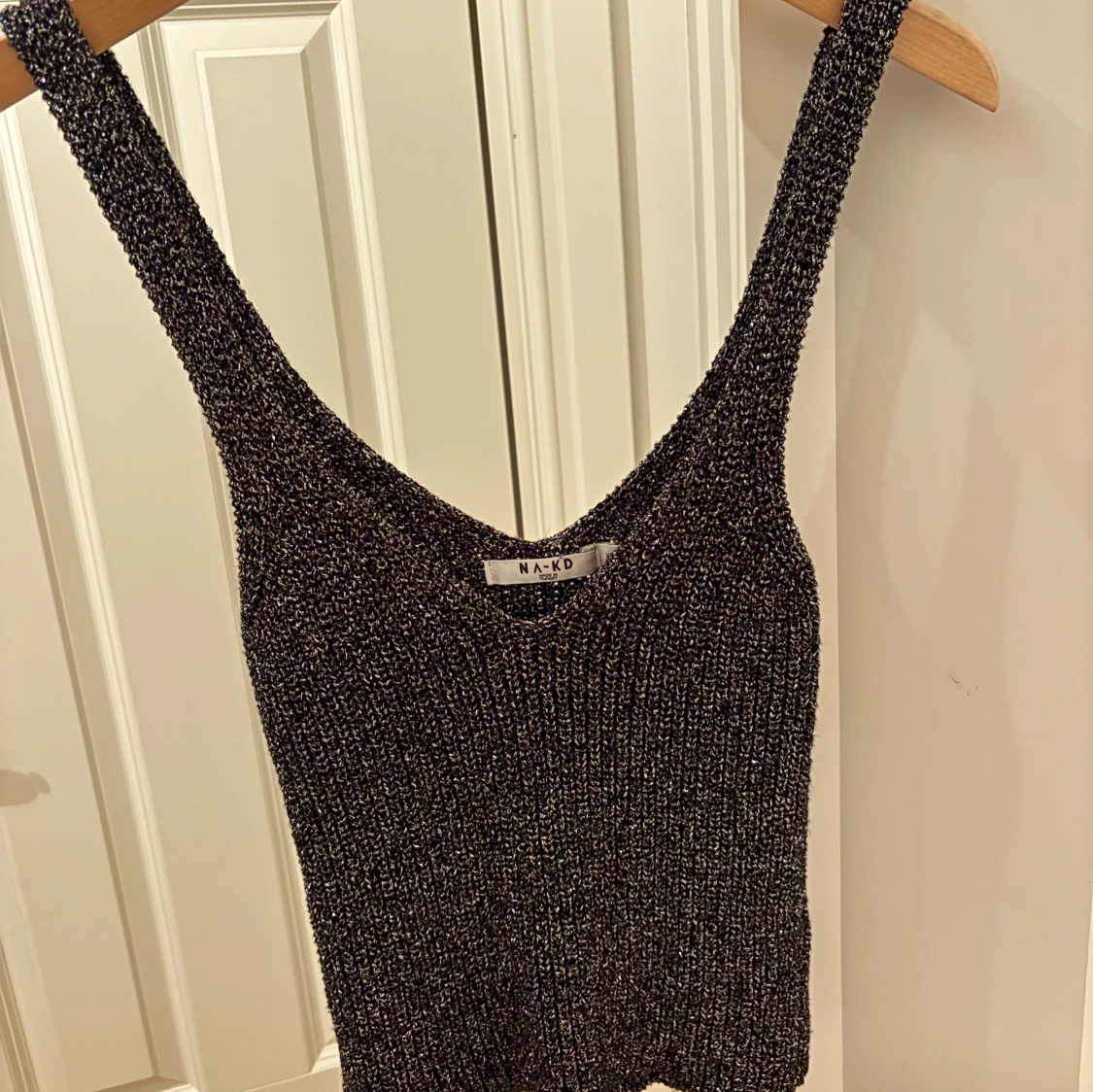 Glittrig ribbad linnetopp från NA-KD