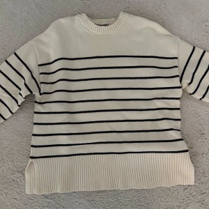 Randig vit stickad tröja från Zara  - stickad tröja från Zara som tyvärr inte kommer till användning 🥰