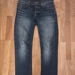 Nudie Jeans - grim tim  - Fina jeans, inga defekter utom snusdosan i bak, storleken säger 31/34, men sitter mer som 31/32, sitter mer mot regular fit hållet skulle jag säga 