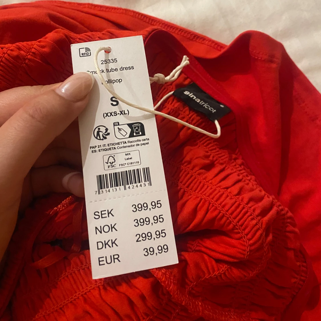 Röd tubklänning med volang från Gina Tricot - 1