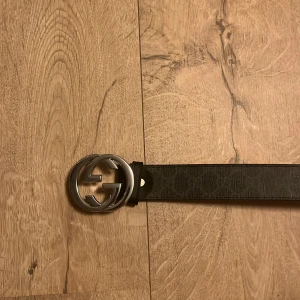 Svart  GG bälte - Ett snyggt GG bälte, har gjort några egna hål men nästan aldrig använt bältet, storlek 110 cm 